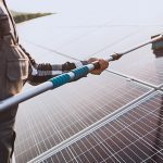 Limpeza dos painéis solares: como isso pode impactar a eficiência e gerar mais economia?